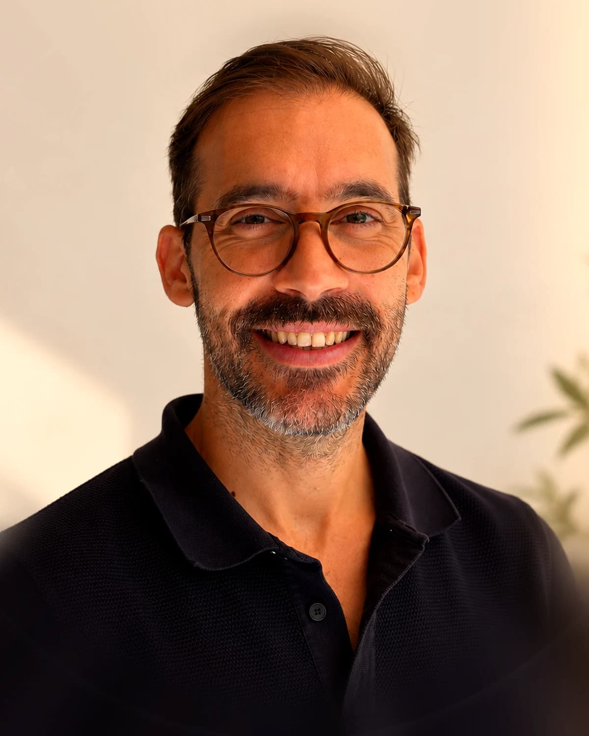 Miguel Nascimento, de óculos, a sorrir